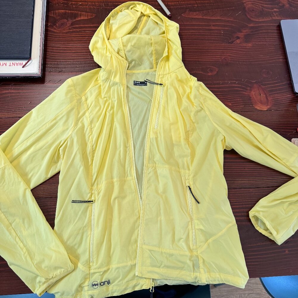 Janji Zephyrunner Wind Shell - Dandelion / M